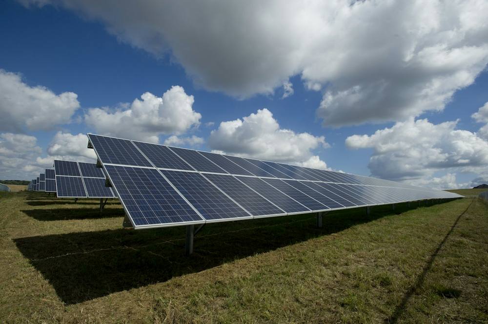 Usina solar montada no solo sobre pasto verde
