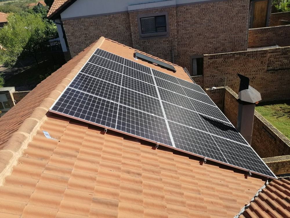 Placas solares instaladas sobre telhado de telha cerâmica